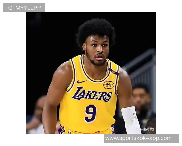 魅力四射的性感名媛Anastasia现场助阵湖人布朗尼与格里芬纷纷为其打call